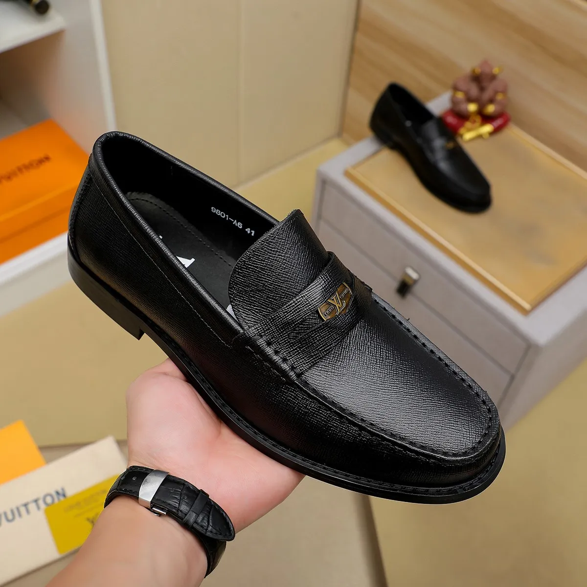 Men's shoes 460 💰 Louis Vuitton LV ® 🆕 model 🔛 full shoe counter, first layer cowhide, 🐂leather lining casual shoes for men, super soft outsole, a must-have for driving. Synchronized with the counter, original first layer cowhide, completely 1:1 mold customization 🌹 top version, color optional! Number: 38-44 (45.46 customized)